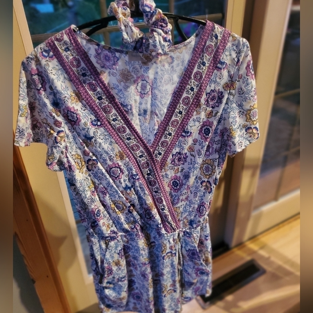 Bebop Be You Be Free Vneck Floral Sz. M Romper Jumpsuit with‎ Matching Hair Tie
